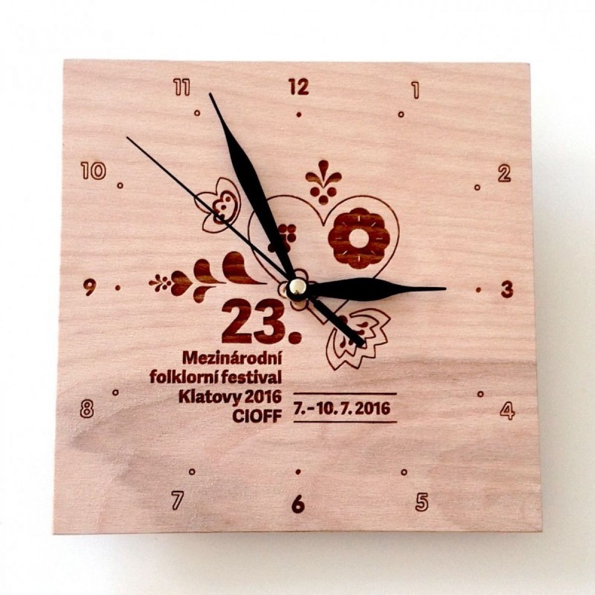 Dřevěné hodiny s fotkou nebo logem, velikost 20x20cm